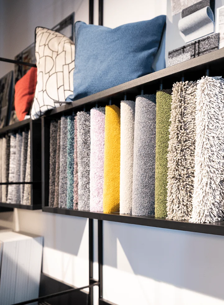 Ausstellung verschiedener Wohntextilien im Showroom